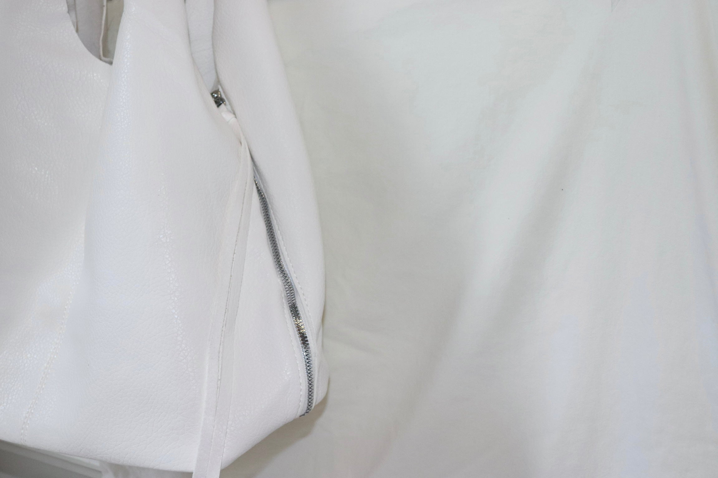 Vista lateral bolso hobo blanco Złota The Brand